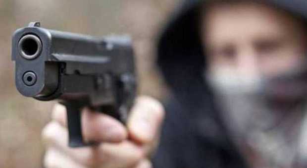Tre banditi incappucciati e armati di pistola rapinano il Famila e rubano l'auto per la fuga Tre banditi incappucciati e armati di pistola rapinano il Famila e rubano l'auto per la fuga