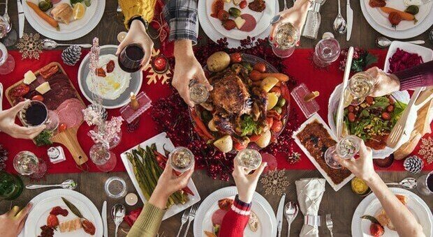 Natale, pranzi e cene in famiglia: le regole anti contagio degli esperti