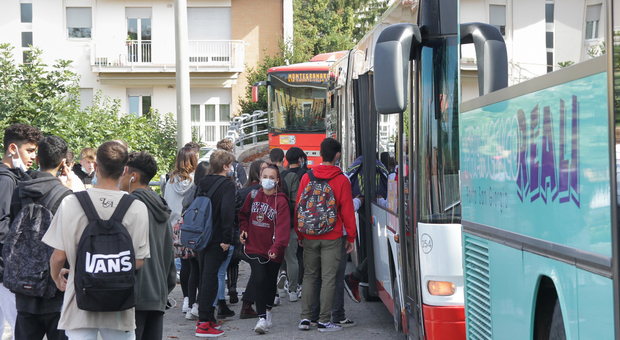 Confronto sindacati-Regione: «In bus studenti tutti seduti e uno steward che controlli». Un decalogo per i trasporti