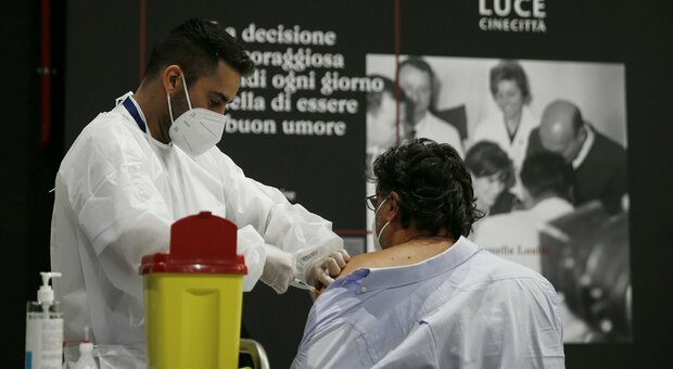 Covid, in 50 mila spostano il domicilio nel Lazio: «Ci si vaccina prima»