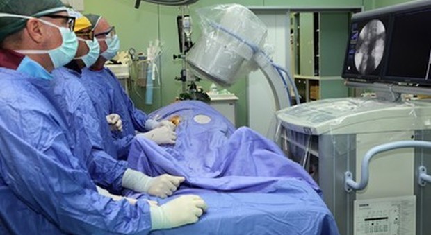 Giovane infermiere folgorato dalla scossa elettrica in sala operatoria