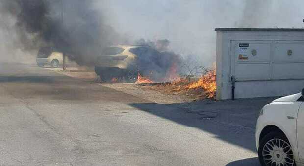 Lecce, fuoco alle sterpaglie: bruciano le auto parcheggiate