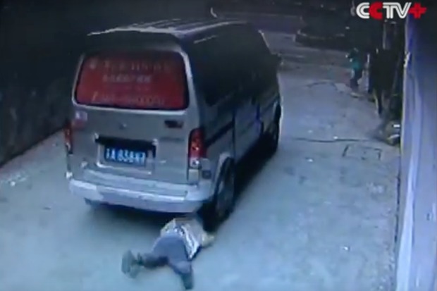 Cina, bimbo travolto da un minivan si rialza e cammina: l'uomo al volante non si ferma