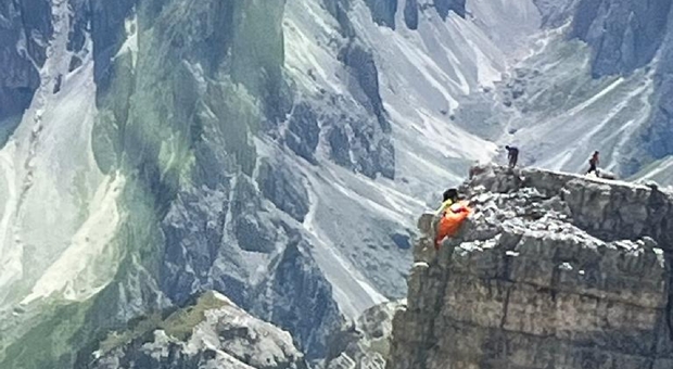 L'aiuto di due alpinisti al 40 che si è schianto con il parapendio