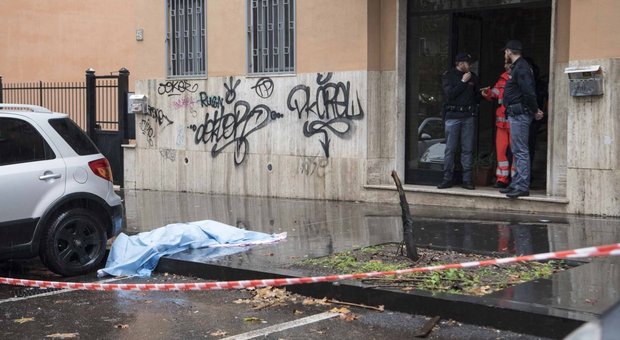 Roma, 14enne caduta dal sesto piano: «Le avevamo detto di non sporgersi ma lei rispondeva: scialla, papà»