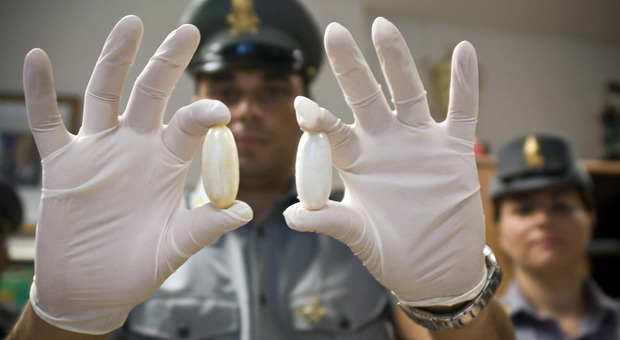 Coppia nervosa sul treno: trasportavano 1,3 kg di ovuli di cocaina ed eroina
