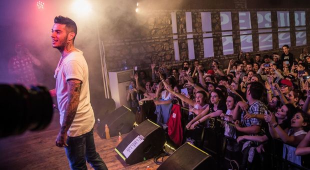 Strage discoteca, ad appena 48 ore di distanza Emis Killa sale sul palco e canta Strage discoteca, ad appena 48 ore di distanza Emis Killa sale sul palco e canta