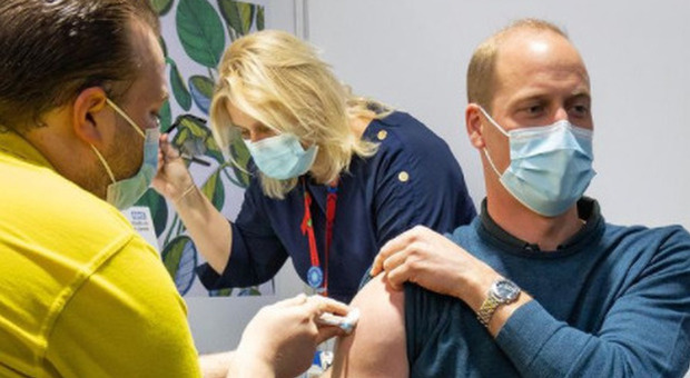 Il principe William ha fatto il vaccino. La foto su Instagram: «Grazie per quello che fate»