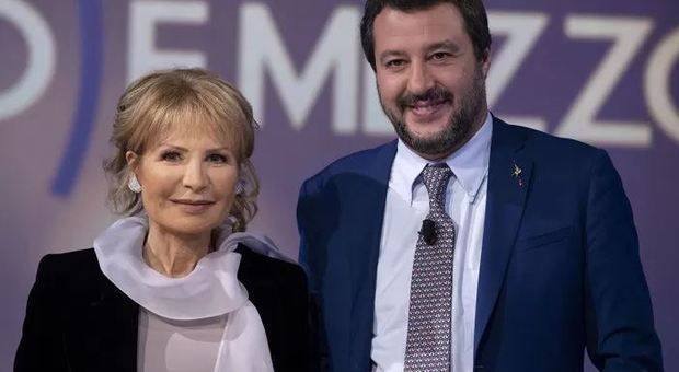 Sfida Gruber-Salvini in tv: «Al mare con la pancetta da ministro, poco stile...». E lui: «Omo de panza, omo de sostanza»