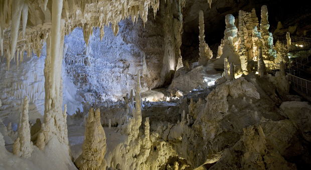 Le grotte di Frasassi lunedì riaprono al pubblico: varate le regole per l'ingresso e la fruizione del percorso