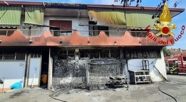 Il negozio in via Pio X distrutto dalle fiamme