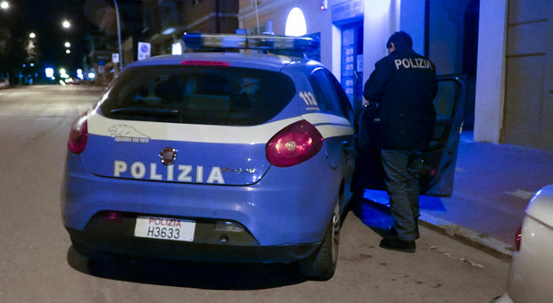 Aggredisce le ragazzine di notte in pieno centro: denunciato per violenza sessuale Aggredisce le ragazzine di notte in pieno centro: denunciato per violenza sessuale