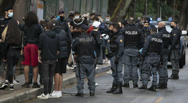 Roma, maxi rissa a Villa Borghese con 100 giovani: 3 denunciati. C'è anche una ragazza di 19 anni