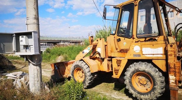 San Benedetto, ladri sbagliano misure: fallisce l'assalto in ruspa al distributore San Benedetto, ladri sbagliano misure: fallisce l'assalto in ruspa al distributore
