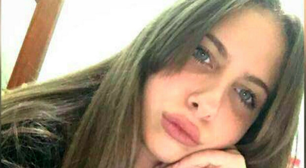 Auto si schianta contro il palo della luce: Irene morta a 18 anni, ferite le tre amiche FOTO