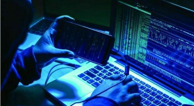 Professionista ricattato dagli hacker con foto pedopornografiche: «Paga o ti roviniamo»