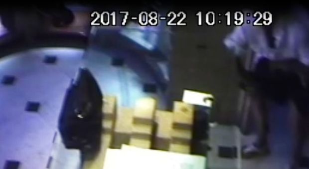 Rubano i gioielli nascondendoli tra le gambe: è caccia a due donne Rubano i gioielli nascondendoli tra le gambe: è caccia a due donne