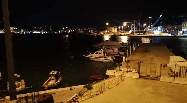 Ancona, affonda barca da 7,5 metri ad un miglio dalla costa: salvate 9 persone (tutte italiane)