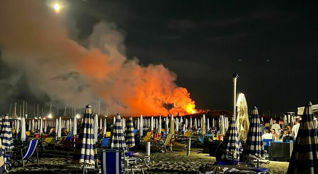 Porto San Giorgio, incendio in spiaggia dopo i fuochi d'artificio di Ferragosto. Vigili del fuoco al lavoro