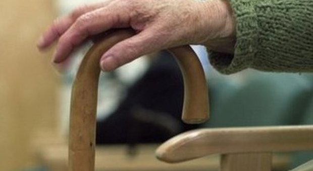 Nonno in quarantena si uccide buttandosi dalla finestra: «Non posso vedere il mio nipotino» Nonno in quarantena si uccide buttandosi dalla finestra: «Non posso vedere il mio nipotino»