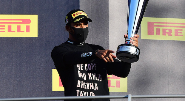 Lewis Hamilton sul podio del Mugello festeggia la sua vittoria numero 90 in F1