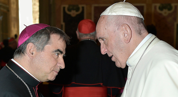 Papa Francesco a sorpresa va a casa del cardinale Becciu a celebrare la messa con lui