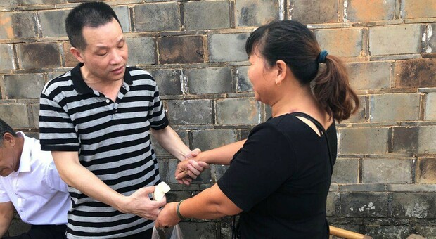 Cina, innocente scarcerato dopo 27 anni in prigione: riabbraccia l'ex moglie (che si è risposata) Cina, innocente scarcerato dopo 27 anni in prigione: riabbraccia l'ex moglie (che si è risposata)