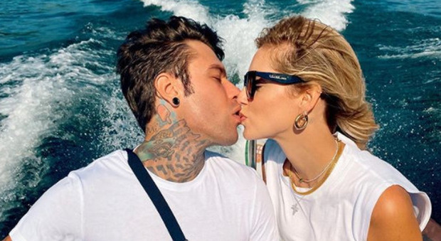 Chiara Ferragni attaccata per il post sul fascismo. Fedez gelido: «Siamo figli vostri....» Chiara Ferragni attaccata per il post sul fascismo. Fedez gelido: «Siamo figli vostri....»