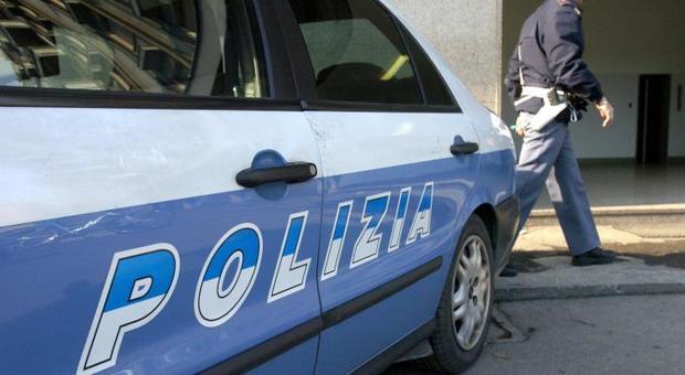 Lasciano il figlio di 2 anni a dormire in auto mentre visitano S. Maria degli Angeli ad Assisi: mamma e papà denunciati