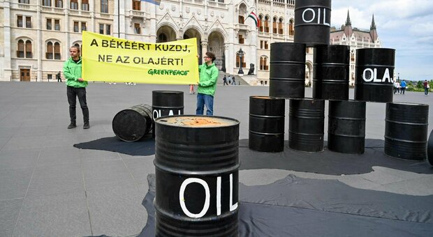 Russia, le sanzioni della Ue: si va verso embargo del petrolio via mare. La bozza del vertice