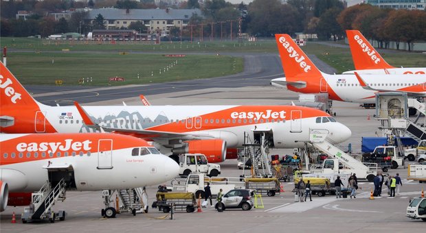 Coronavirus, EasyJet ferma tutti gli aerei: «Gli ultimi 650 voli hanno riportato a casa più di 45.000 persone»