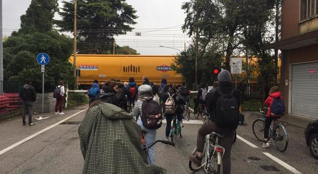 Studenti in coda in attesa del passaggio a livello. Accade sempre più spesso che qualcuno decida di tagliare i tempi attraversando a sbarra abbassata Studenti in coda in attesa del passaggio a livello. Accade sempre più spesso che qualcuno decida di tagliare i tempi attraversando a sbarra abbassata
