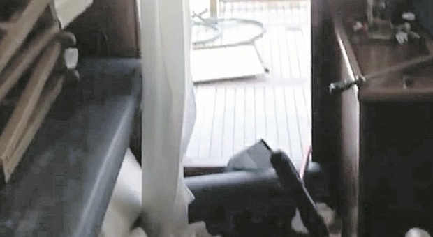 Il vandalo 20enne dimentica il cellulare sullo yacht devastato: caccia anche agli altri due