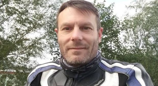 In agonia dopo l'incidente in moto: passante lo filma fino al momento della morte In agonia dopo l'incidente in moto: passante lo filma fino al momento della morte
