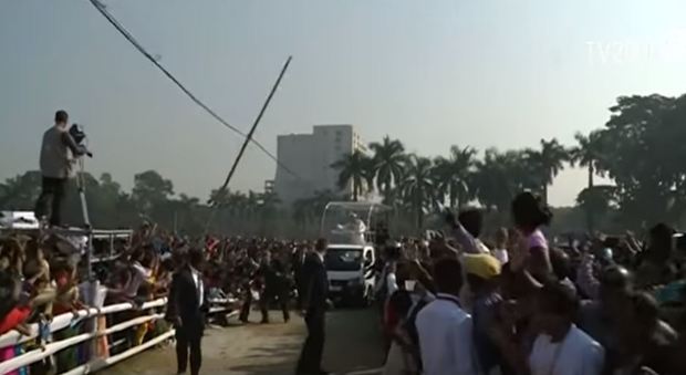 Paura per il Papa, traliccio della linea elettrica rischia di cadere sulla papamobile in Bangladesh