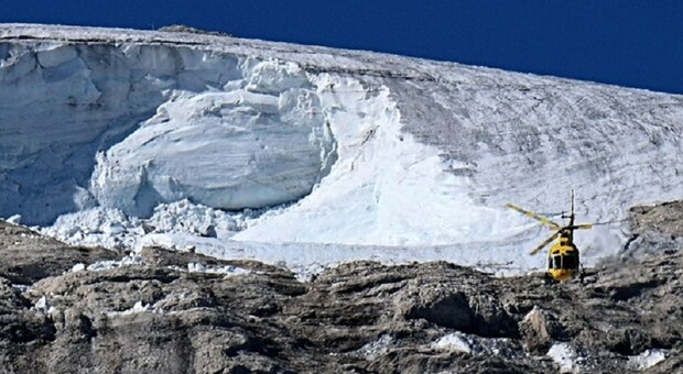 Nuovo crepaccio, sulla Marmolada una montagna di ghiaccio in bilico: «È più grande della valanga killer»