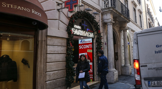Roma, farmacista insegue il ladro su via del Corso: passanti e turisti lo bloccano Roma, farmacista insegue il ladro su via del Corso: passanti e turisti lo bloccano