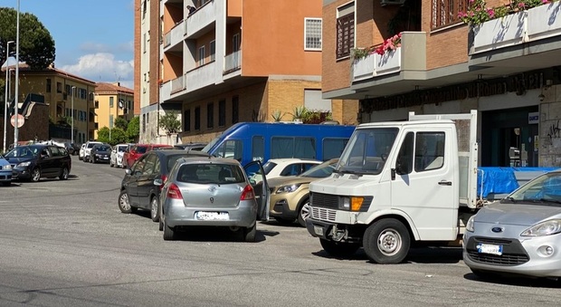 Coronavirus, finito il lockdown in città torna la sosta in doppia fila Coronavirus, finito il lockdown in città torna la sosta in doppia fila