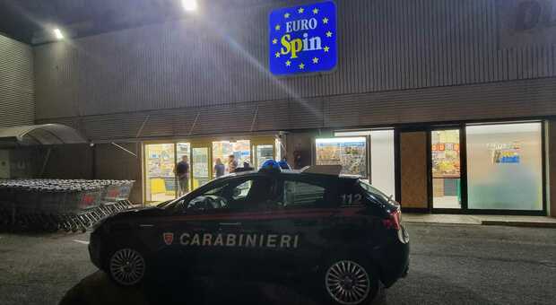 Brindisi, rapina all'Eurospin: banditi in fuga con l'incasso