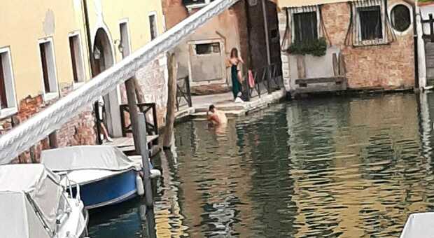 A Venezia tornano i turisti cafoni: bagni e tuffi nei canali, scene di degrado