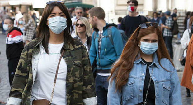 Tornano le mascherine all'aperto: «Obbligo in tutta Italia, anche in zona bianca»