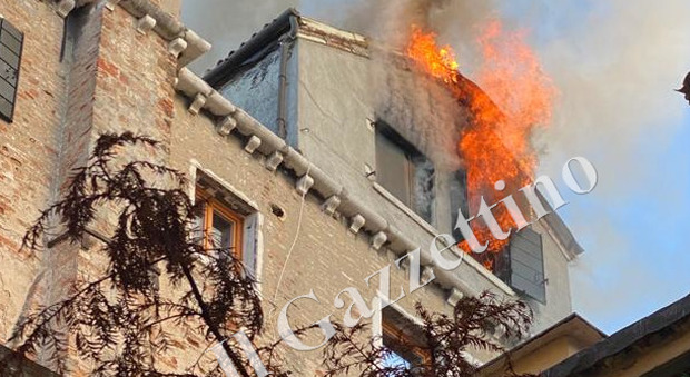 Incendio in un appartamento del centro storico: palazzo evacuato. Fiamme visibili a chilometri di distanza
