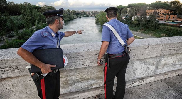 Allarme a Ponte Duca D'Aosta: «C'è un coccodrillo nel Tevere». Scatta la psicosi