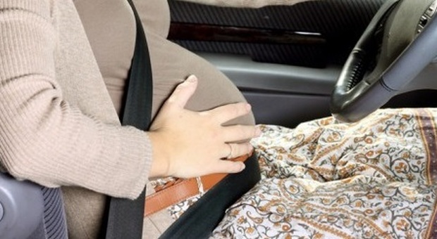 «Aiuto, ho le doglie»: incinta bloccata in auto dall'incidente sul Passante
