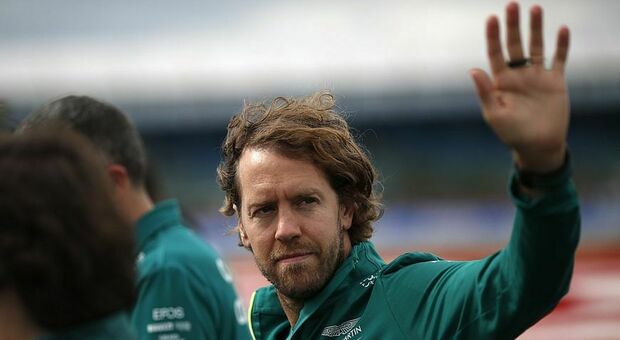 Sebastian Vettel saluta
