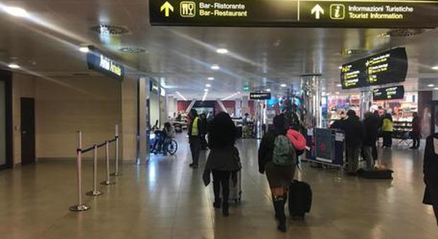 Coronavirus, 34enne positivo dopo il volo per Firenze: scatta l'allarme, controlli ai passeggeri