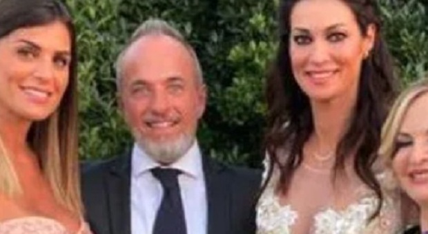 Manuela Arcuri, matrimonio blindato con Giovanni Di Gianfrancesco: ecco l'unica foto (e si vede l'abito)