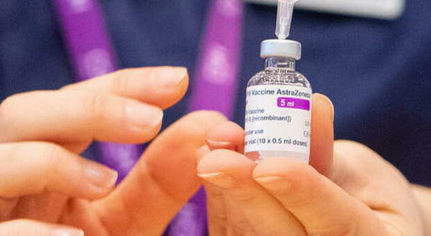 Vaccino Covid, medici under 55 rifiutano AstraZeneca: «Vogliamo Pfizer o Moderna»