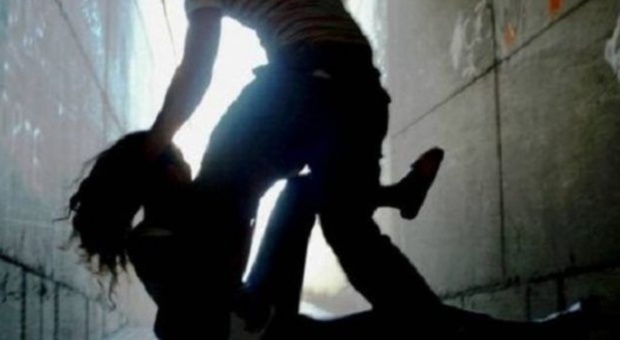 Donna sequestrata per dieci giorni da un marocchino: chiusa in una stanza nuda, calci e pugni per fare sesso