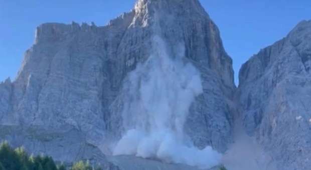 Crollo sul monte Pelmo: una nuvola di fumo bianco si leva dalla montagna. Soccorsi in azione